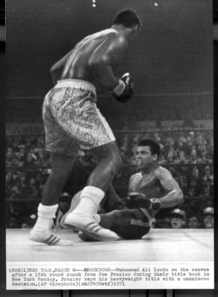 Frazier sconfigge Ali ai punti per decisione unanime dopo 15 durissimi round. Per Muhammad Ali si tratta della prima sconfitta in carriera tra i professionisti 